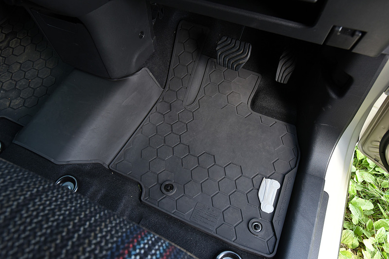 撮影車のインテリアではオプション設定の「プレミアムインテリアパッケージ」（5万4000円高）を装備。ブラック＆タンの内装色は上質感のあるもので、シート生地は合皮とファブリックのコンビネーションタイプ。アウトドアを楽しむユーザーなどにはオールウェザータイプのマットも嬉しい設定