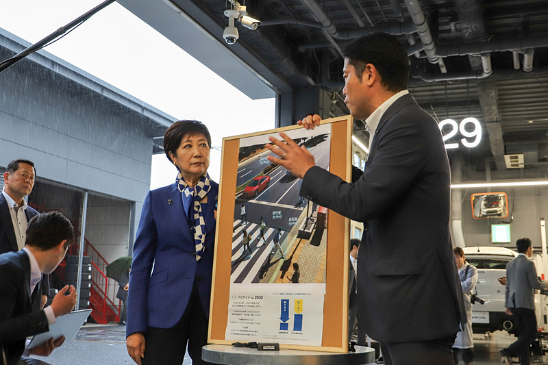 小池都知事（左）に、衝突被害軽減ブレーキが機能に含まれるEyeSightについて説明する東京スバル株式会社 営業企画部 部長 山本亮平氏（右）