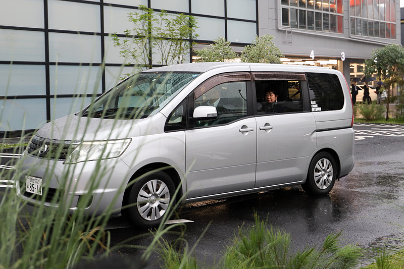 試乗では、低速での前進や後退時にアクセルを急に踏み込んでも加速をしないことを体感