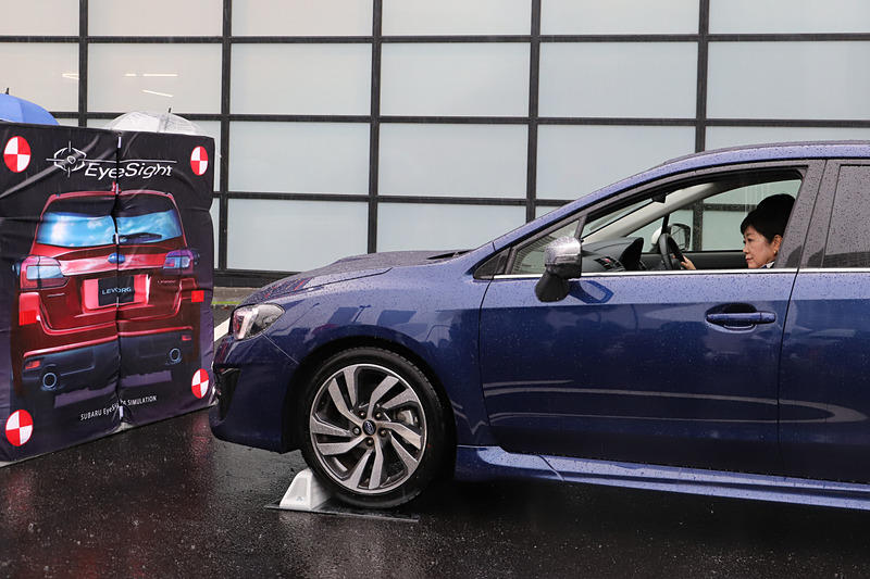 停車時にブレーキと間違えてアクセルを強く踏み込んでしまった場合に障害物を検知すると、エンジンの回転数を抑えて急な飛び出しを防ぐ「AT誤発進抑制制御」や、バック時に障害物を検知すると警報音と警告表示、ブレーキ制御で衝突回避をサポートする「後退時ブレーキアシスト」も体験