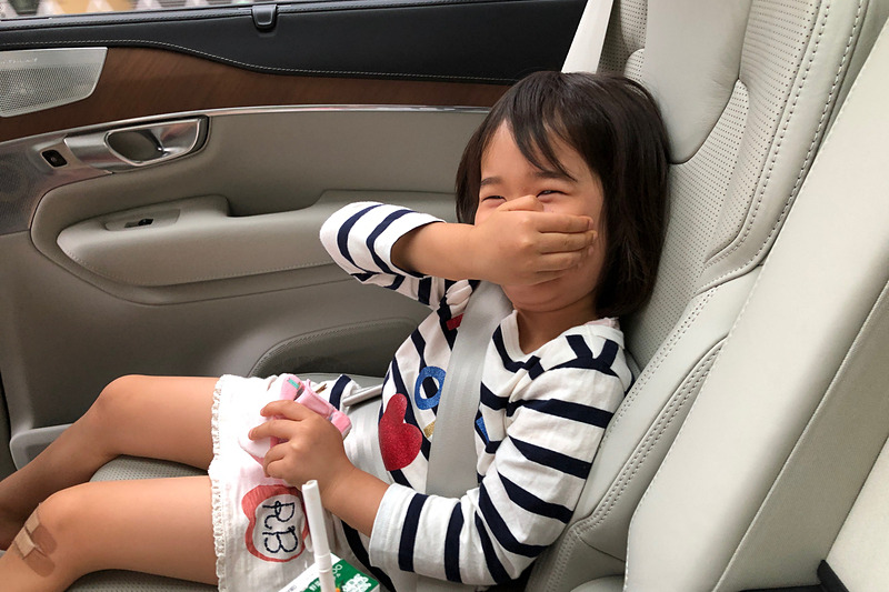 近ごろ話題の「ベルト型幼児用補助装置」。チャイルドシート（ジュニアシート）の代替品として国が認めたということで、試しに使ってみました。私と同じようにリアシートに直接座っていることに、大人に近づいた喜びがあったのでしょうか、最初はテンションが高かった娘なのですが……