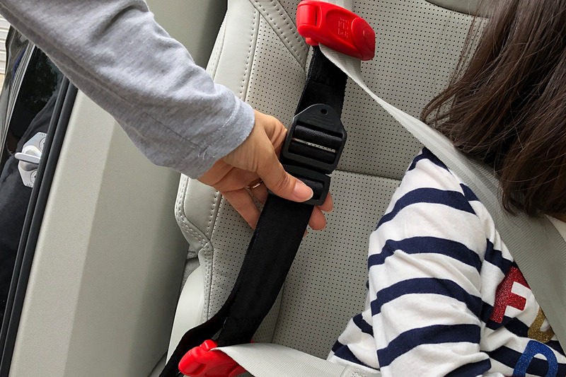 ベルト型幼児用補助装置はこんな感じで、アジャスターで長さを調整できるベルトの両端に、大きなクリップが付いています。このクリップで車両のシートベルトの角度を変えることで、幼児でもシートベルトが体にフィットするように使えるのです