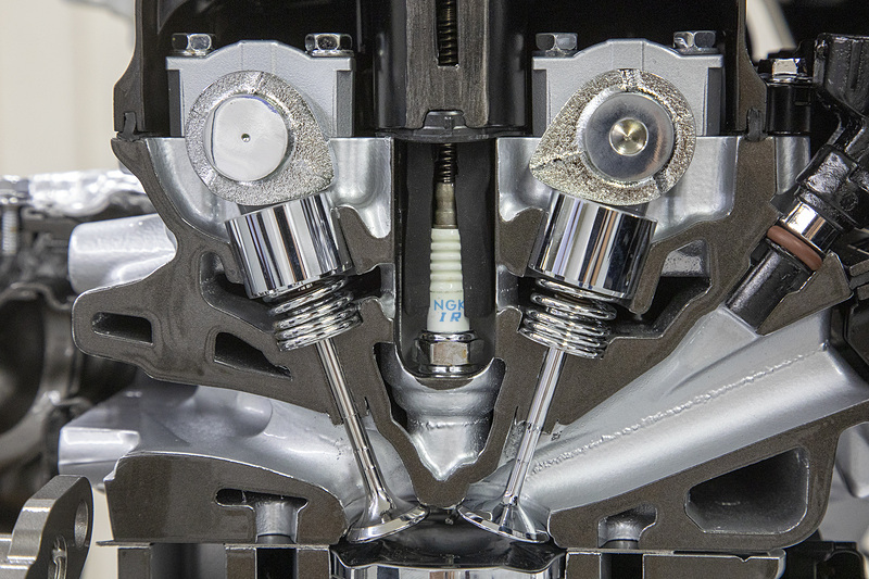 直噴式インジェクションでもなければVVTもないという、はたから見ると「？」マークが付く新型エンジンだが、技術者のアイデアと技量は従来の技術からまだまだ未来を生み出せるのだった