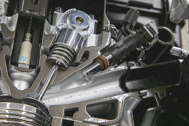 インジェクターの配置は直噴ではなくポート噴射式だ。ただ、ノズルは燃料の霧化がよいタイプとなり、タンブル流を生むポート設計と合わせて燃えやすい混合気が生成できる
