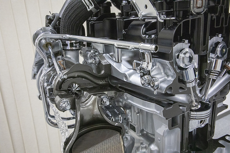 エキゾーストポートは集合ポートになっている。独立したポートに比べて熱損失が少ないので、触媒の機能を促進させることにつながる。ターボエンジンでも同様の集合ポートだ