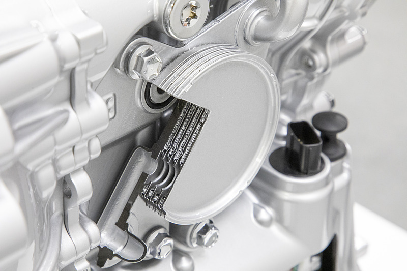 水冷式のCVTクーラーがケース後ろに付いていた。カットモデルになっていたが構造にとくに新しいことはないとのこと