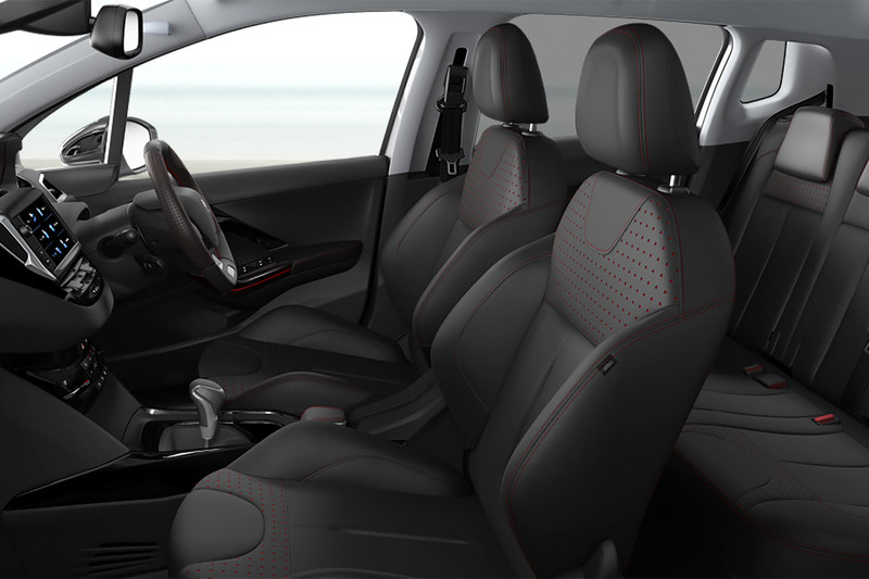 ブラックレザーシートなどを装備