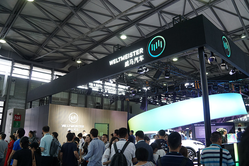 自動車技術を展示するホールには新興自動車メーカーも数多く出展する