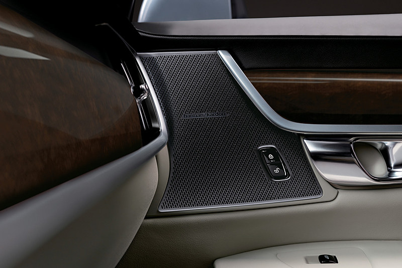 通常はMomentumに設定されていない「harman/kardon プレミアムサウンド・オーディオシステム」も装備