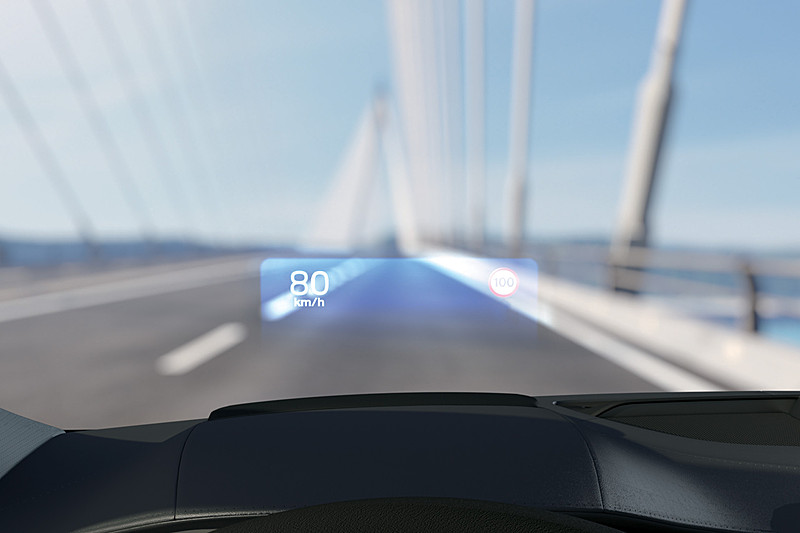 通常はMomentumに設定されていない「ヘッドアップ・ディスプレイ」も装備