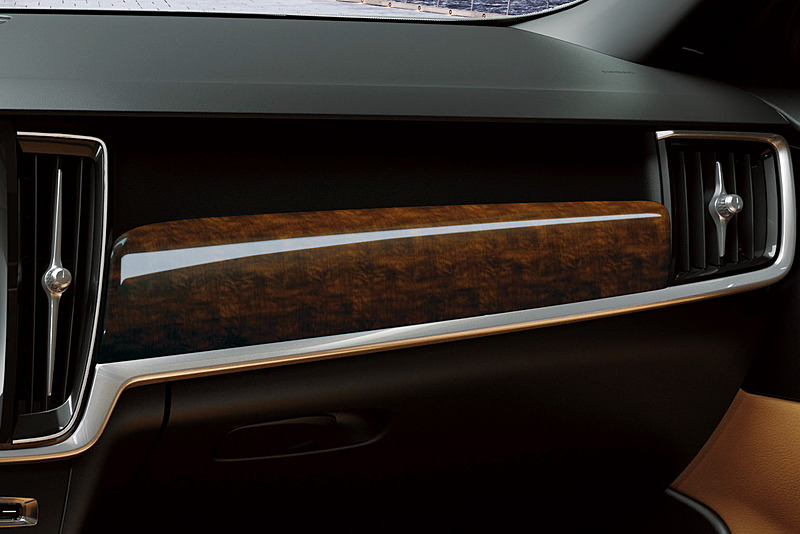 V90 D4 Nordic Editionで特別装備する「ダークフレームバーチ・ウッド・パネル」