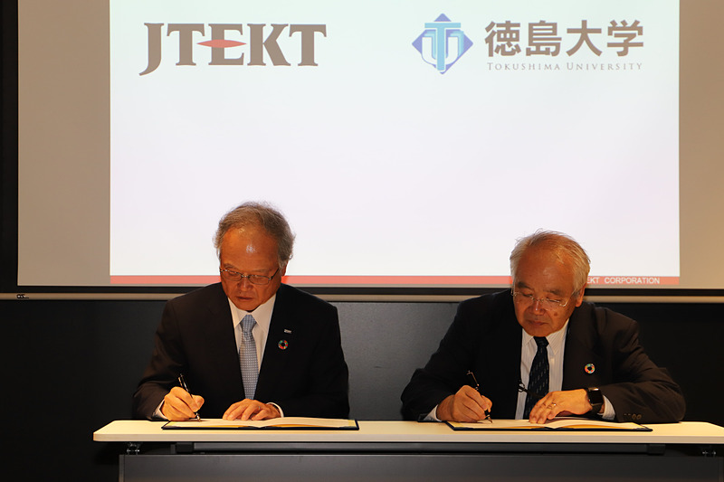 最後に宮﨑専務と野地学長による調印式が行なわれた