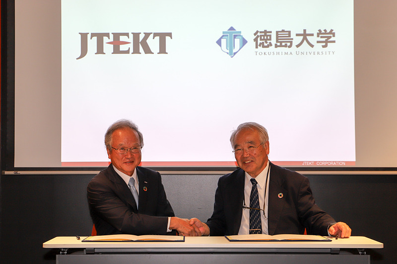 最後に宮﨑専務と野地学長による調印式が行なわれた