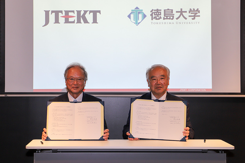 最後に宮﨑専務と野地学長による調印式が行なわれた