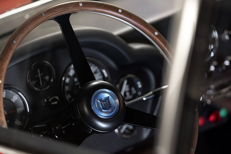 インテリアはオブシディアンブラックレザーを基調に、カーボンファイバー製シートなどを装備