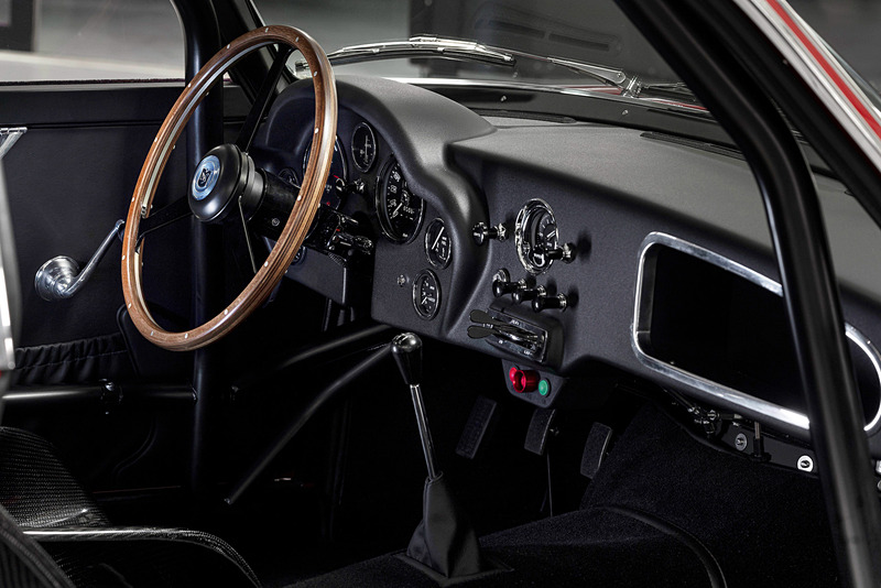 インテリアはオブシディアンブラックレザーを基調に、カーボンファイバー製シートなどを装備