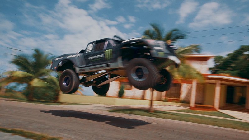 多彩な車種が登場し、ワインディングやオフロードシーンで迫力ある走行を披露。走る楽しさを前面に押し出す内容となっている