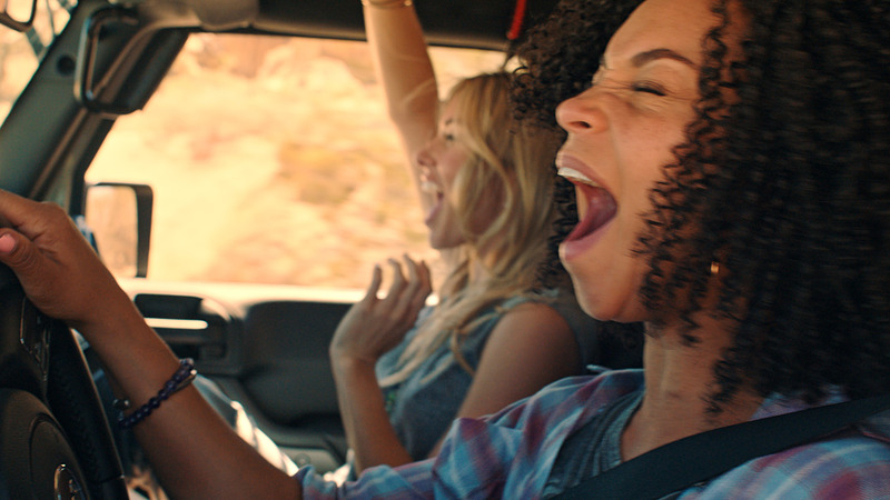 多彩な車種が登場し、ワインディングやオフロードシーンで迫力ある走行を披露。走る楽しさを前面に押し出す内容となっている