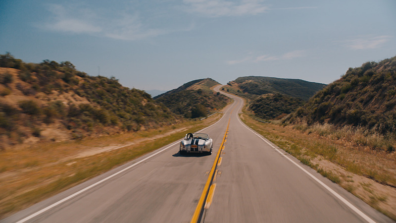 多彩な車種が登場し、ワインディングやオフロードシーンで迫力ある走行を披露。走る楽しさを前面に押し出す内容となっている