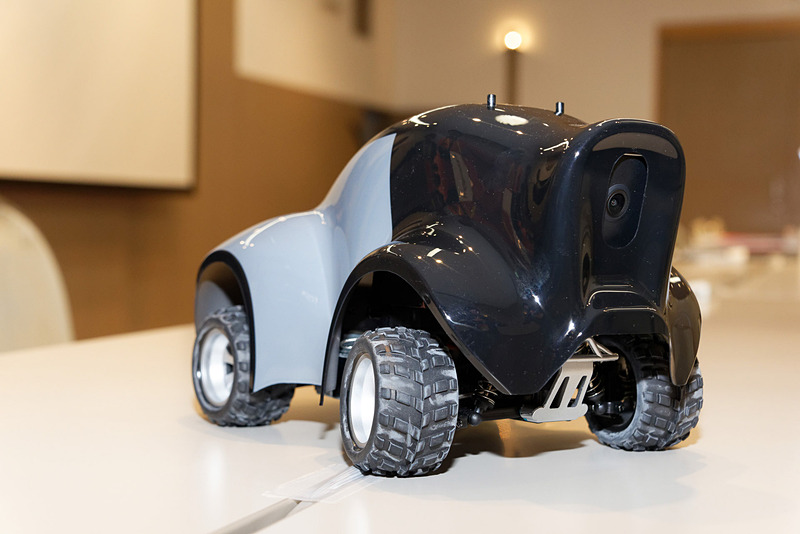 こちらがロボットカーの前方。カメラが搭載されているのが分かる