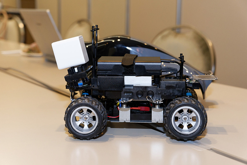 カメラユニットやバッテリー、CPUのヒートシンクらしきものが見える