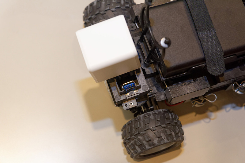 カメラの横にあるUSBポートなどを介してデータをコピーする