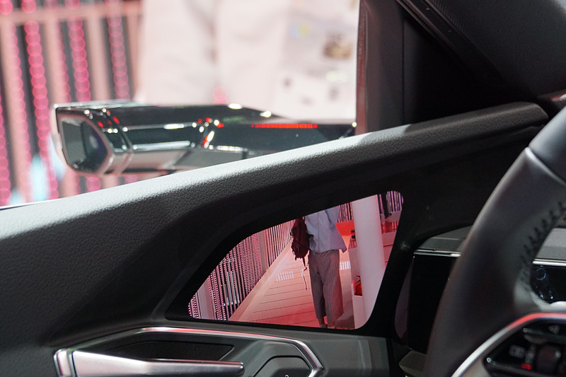 ドアパネルに組み込まれた有機ELディスプレイ