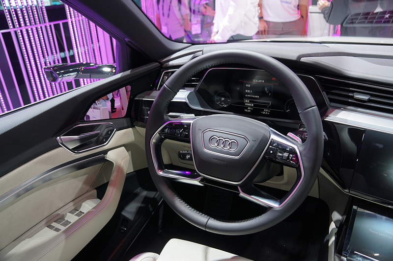 メーターパネルへとつながるデザインとなっている