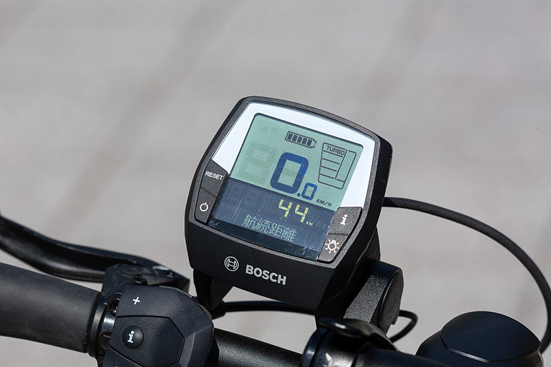 折り畳み式の「ヴェクトロンS10」は、SHIMANO「TIAGRA」（10段ギヤ）を備えるとともにボッシュのユニットを搭載し、「TURBO」「SPORT」「TOUR」「ECO」の4モードからアシストの力を選択できる