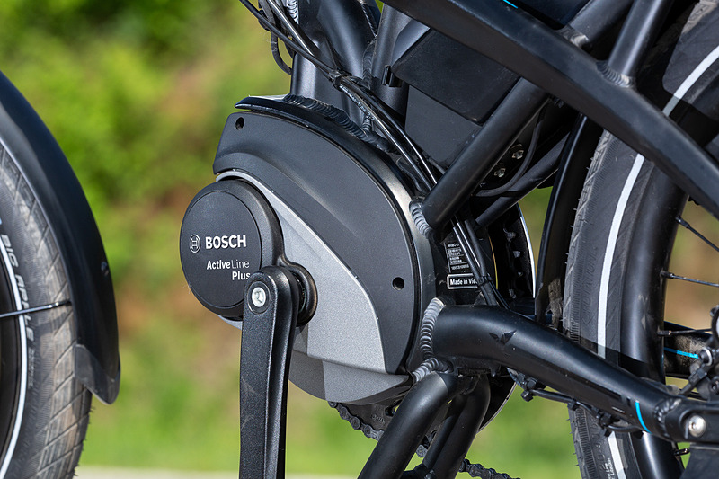 折り畳み式の「ヴェクトロンS10」は、SHIMANO「TIAGRA」（10段ギヤ）を備えるとともにボッシュのユニットを搭載し、「TURBO」「SPORT」「TOUR」「ECO」の4モードからアシストの力を選択できる