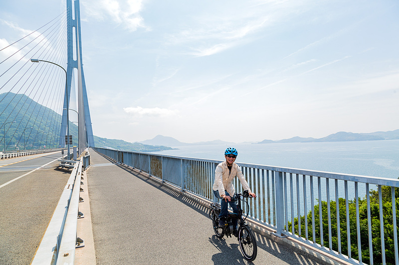 まさに絶景！　しまなみ海道をe-bikeで走る筆者