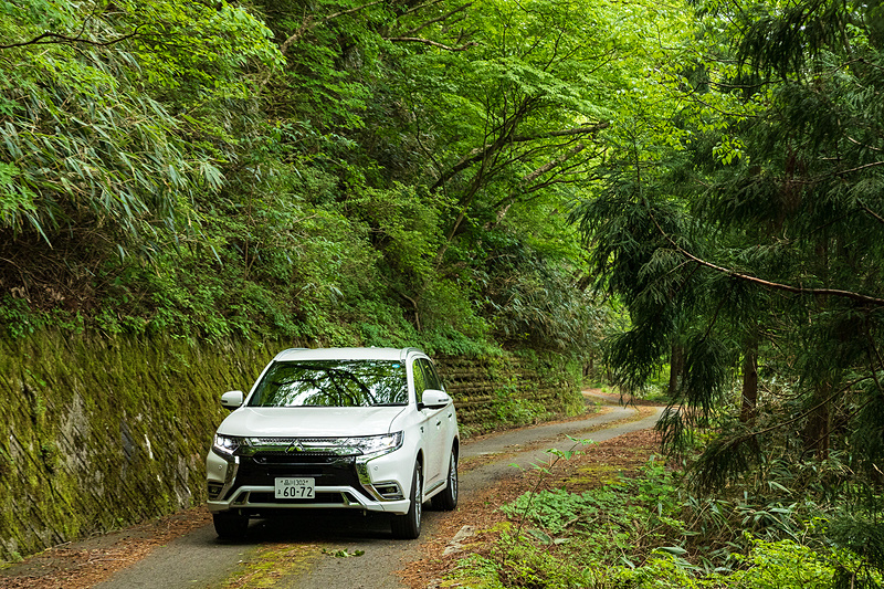 四国カルストへ向かう道はいくつかあるが、選択した道には落石跡などがあり、想像以上に険しかった。それでもSUVのアウトランダーPHEVなら安心して走れた