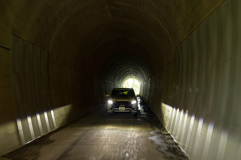 四国カルストへ向かう道はいくつかあるが、選択した道には落石跡などがあり、想像以上に険しかった。それでもSUVのアウトランダーPHEVなら安心して走れた