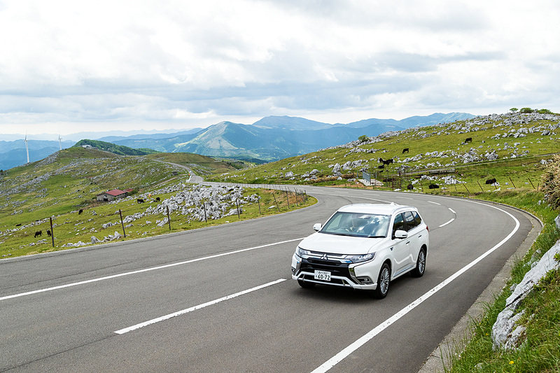 四国カルストは愛媛県と高知県にまたがる尾根沿いの道路。「日本のスイス」とも呼ばれる景色を楽しめる