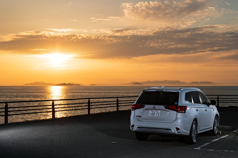 道の駅 ふたみから望む夕焼けは一見の価値あり。「日本の夕陽百選」にも選ばれていて、幸せの鐘もあることからカップルにも人気のスポット