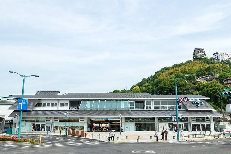 3月10日に開業を迎えた尾道駅の新駅舎。外観は初代駅舎の黒い瓦屋根と、シンボル的特徴だった深い「軒」をイメージしたもの
