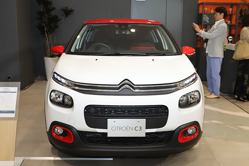 ボディカラーは「ブラン バンキーズ」。「ルージュ アデン」色のルーフには、ホワイトのボーダールーフステッカーの組み合わせ