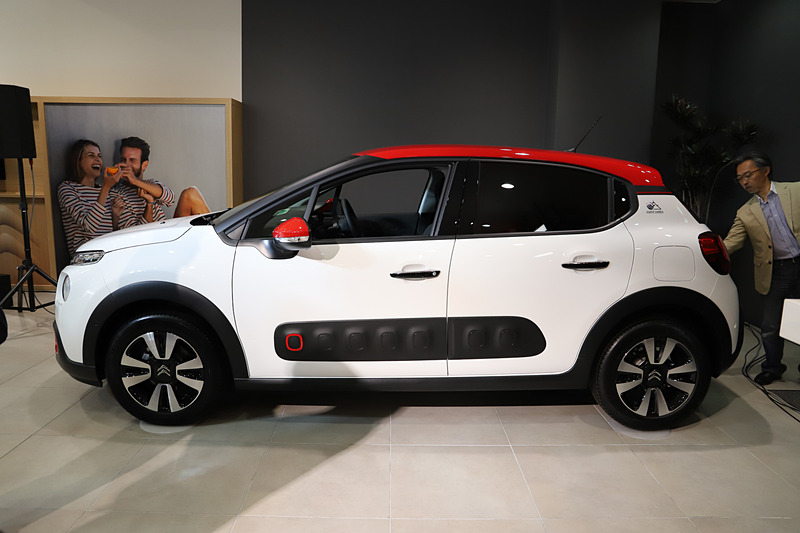 ボディカラーは「ブラン バンキーズ」。「ルージュ アデン」色のルーフには、ホワイトのボーダールーフステッカーの組み合わせ