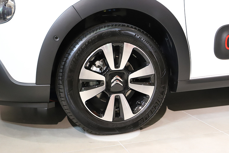 ボディカラーは「ブラン バンキーズ」。「ルージュ アデン」色のルーフには、ホワイトのボーダールーフステッカーの組み合わせ