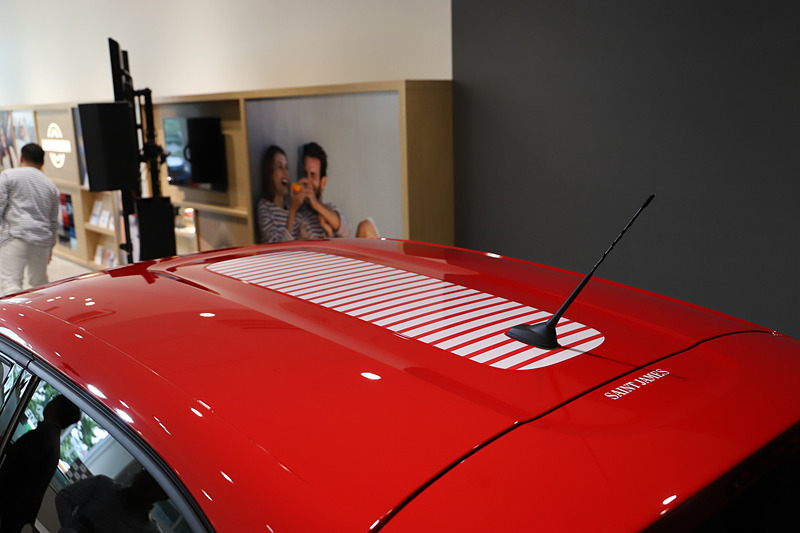 ボディカラーは「ブラン バンキーズ」。「ルージュ アデン」色のルーフには、ホワイトのボーダールーフステッカーの組み合わせ