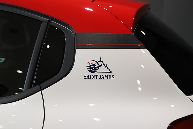 ボディカラーは「ブラン バンキーズ」。「ルージュ アデン」色のルーフには、ホワイトのボーダールーフステッカーの組み合わせ