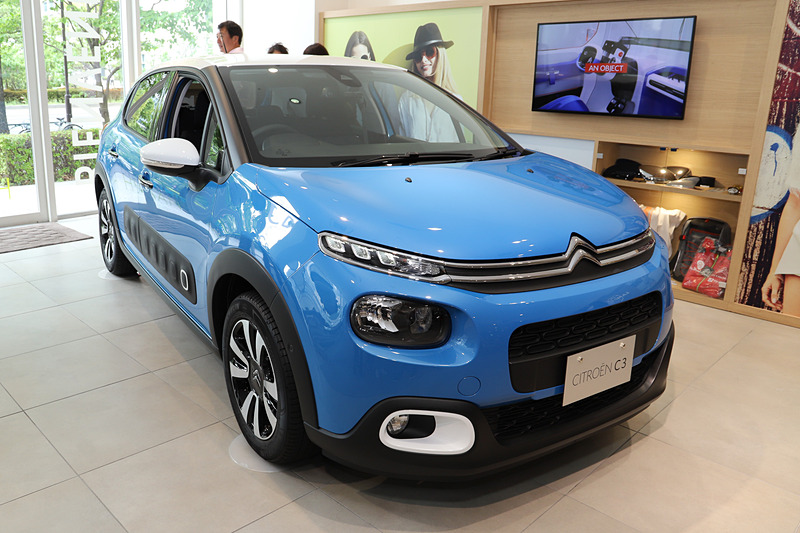 こちらは「コバルト ブルー」のボディカラー。ラゲッジには爽やかな青によく似合う、マリンテイストのアイテムを搭載