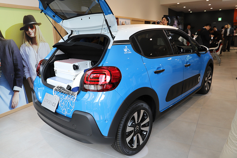 こちらは「コバルト ブルー」のボディカラー。ラゲッジには爽やかな青によく似合う、マリンテイストのアイテムを搭載