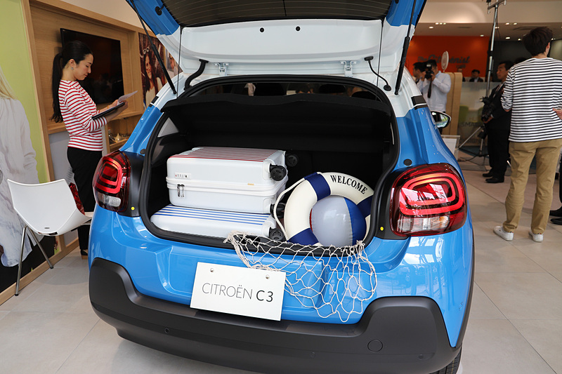 こちらは「コバルト ブルー」のボディカラー。ラゲッジには爽やかな青によく似合う、マリンテイストのアイテムを搭載