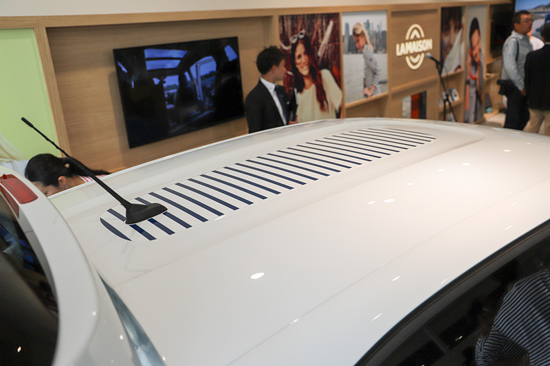 「ブラン オパール」色のルーフにはネイビーのボーダールーフステッカーの組み合わせ