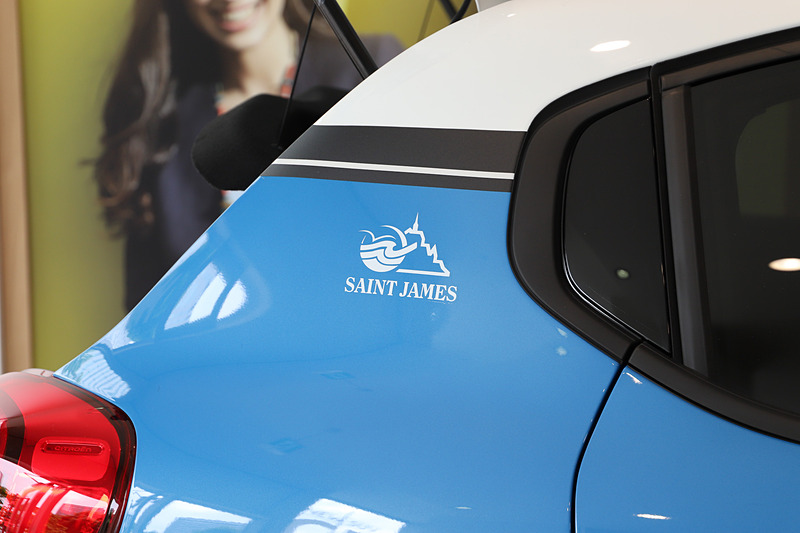 「ブラン オパール」色のルーフにはネイビーのボーダールーフステッカーの組み合わせ