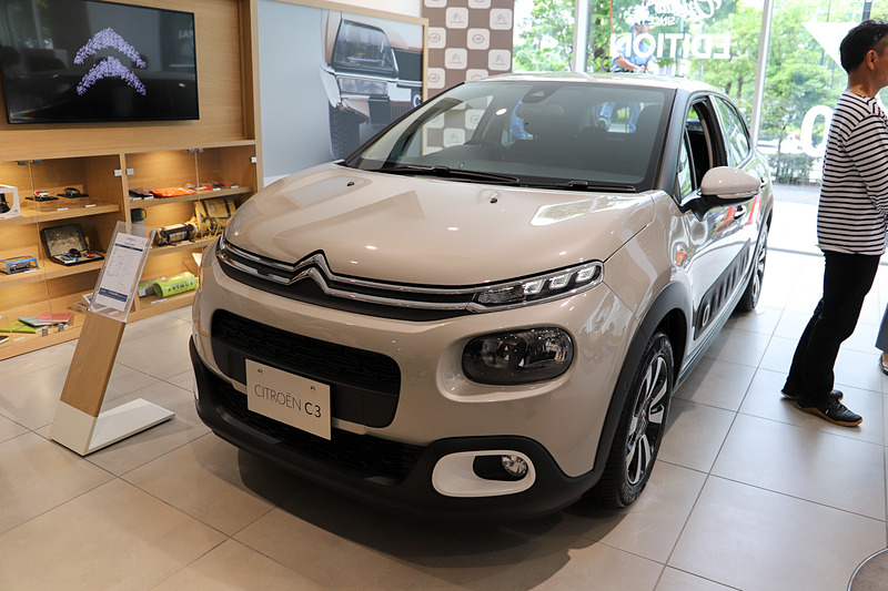 こちらのボディカラーは「サーブル」。ブラン オパールのルーフに組み合わせるのは、ベージュのボーダールーフステッカー