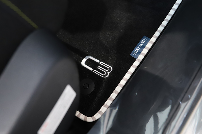 それぞれのボディカラーに合わせた、ボーダーパイピング入りオリジナルフロアマットを装着