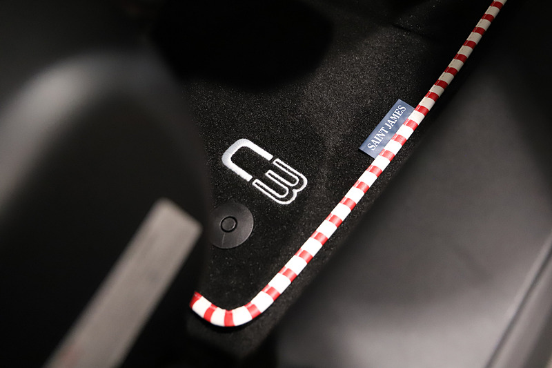 それぞれのボディカラーに合わせた、ボーダーパイピング入りオリジナルフロアマットを装着