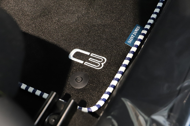 それぞれのボディカラーに合わせた、ボーダーパイピング入りオリジナルフロアマットを装着